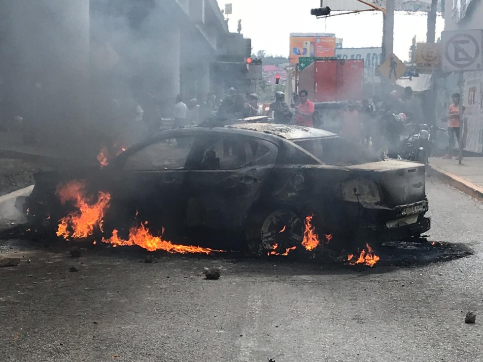 Manifestantes queman otra patrulla de la @SSP_CDMX, golpean al elemento que la manejaba y le provocan varias lesiones