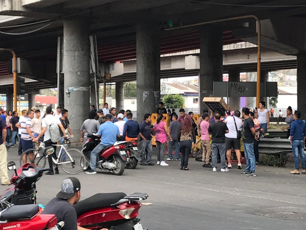 Encapuchados realizan a saqueos en supermercado ubicado en la México-Pachuca