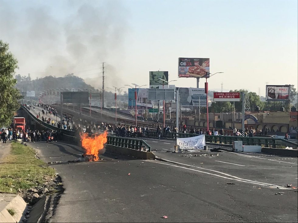 Momentos de tensión en la México-Pachuca. Una moto patrulla intentó pasar por donde está el bloqueo y fue recibido a golpes, la moto fue vandalizada por los manifestantes