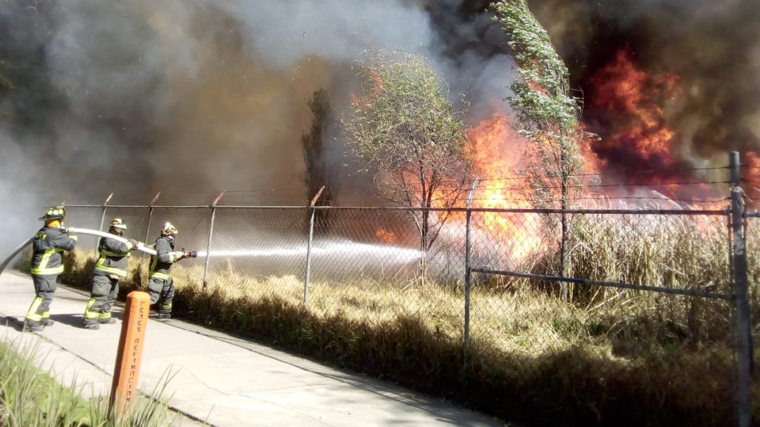 Cierran vialidades por incendio en pastizales de Xochimilco