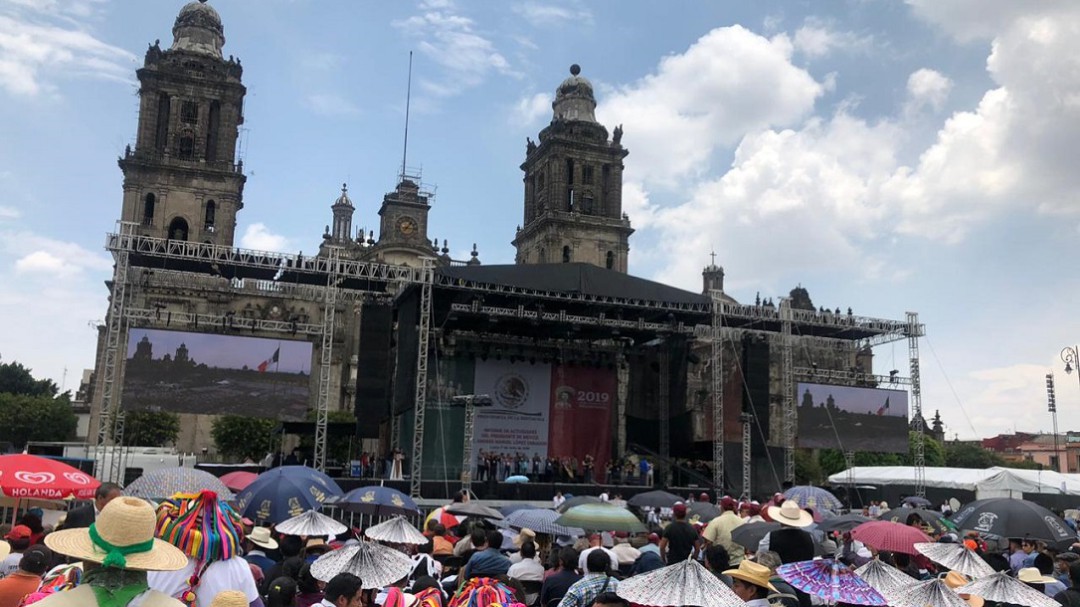 Simpatizantes de todo el país acuden al informe-festejo de AMLO