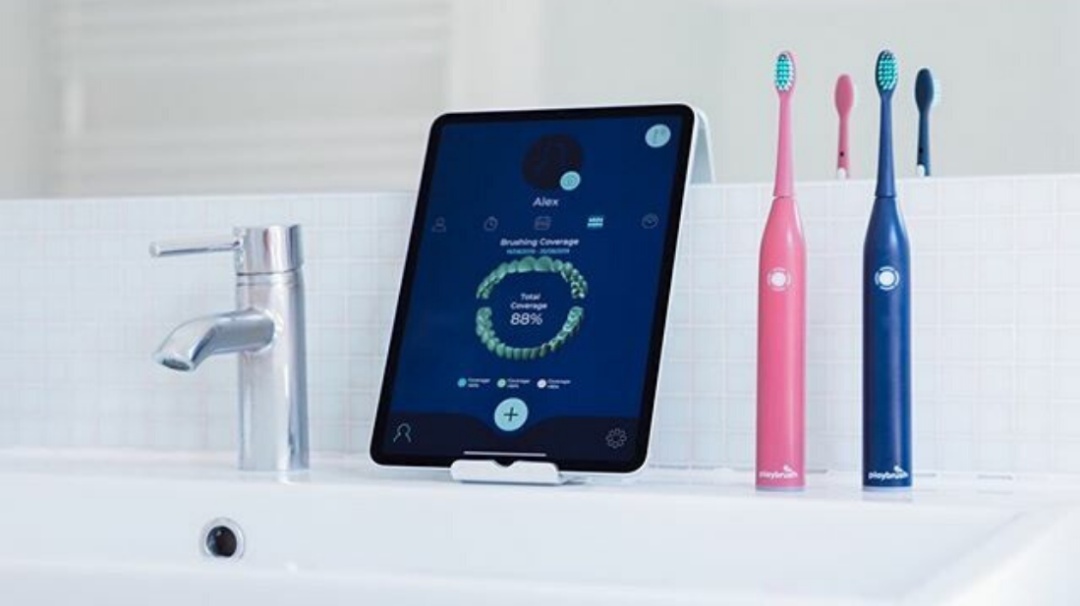 Cepillo ayuda a niños a limpiarse los dientes mediante videojuegos