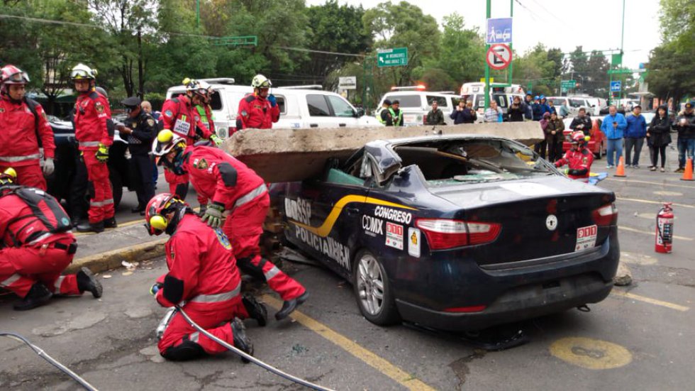 Ejercicio de rescate en un auto siniestrado por escombros durante este Simulacro Nacional