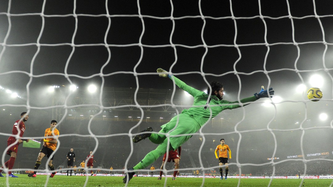 El golazo de Raúl Jiménez al Liverpool