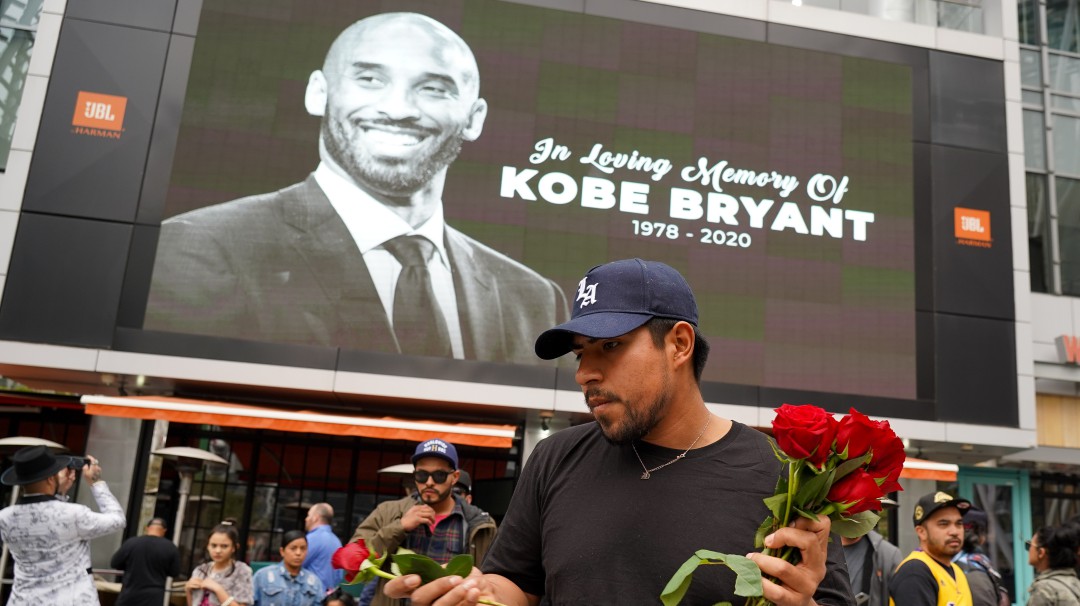Aficionados hacen ofrenda a Kobe Bryant