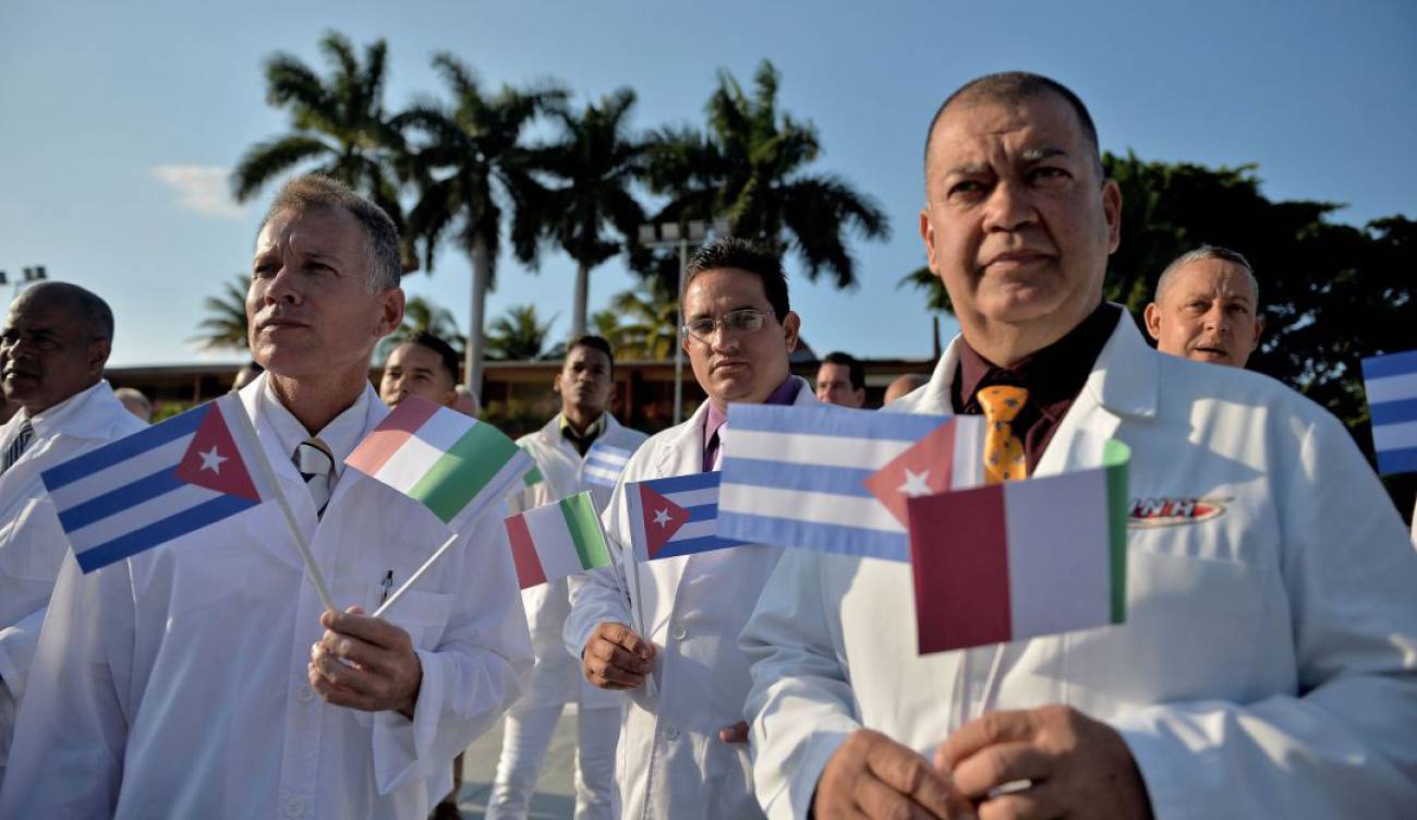 Así reciben a médicos cubanos en distintos países para combatir el ...