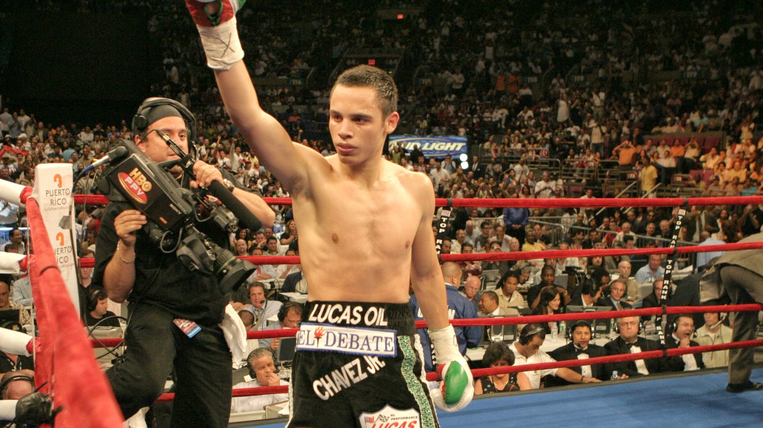 Julio César Chávez Jr regaló despensas ante la crisis del Covid-19