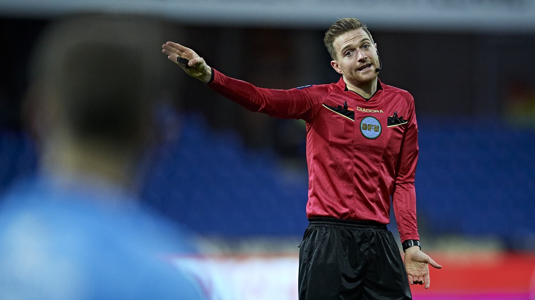 Video: Árbitro se negó a dar la mano a jugador por temor a Covid-19