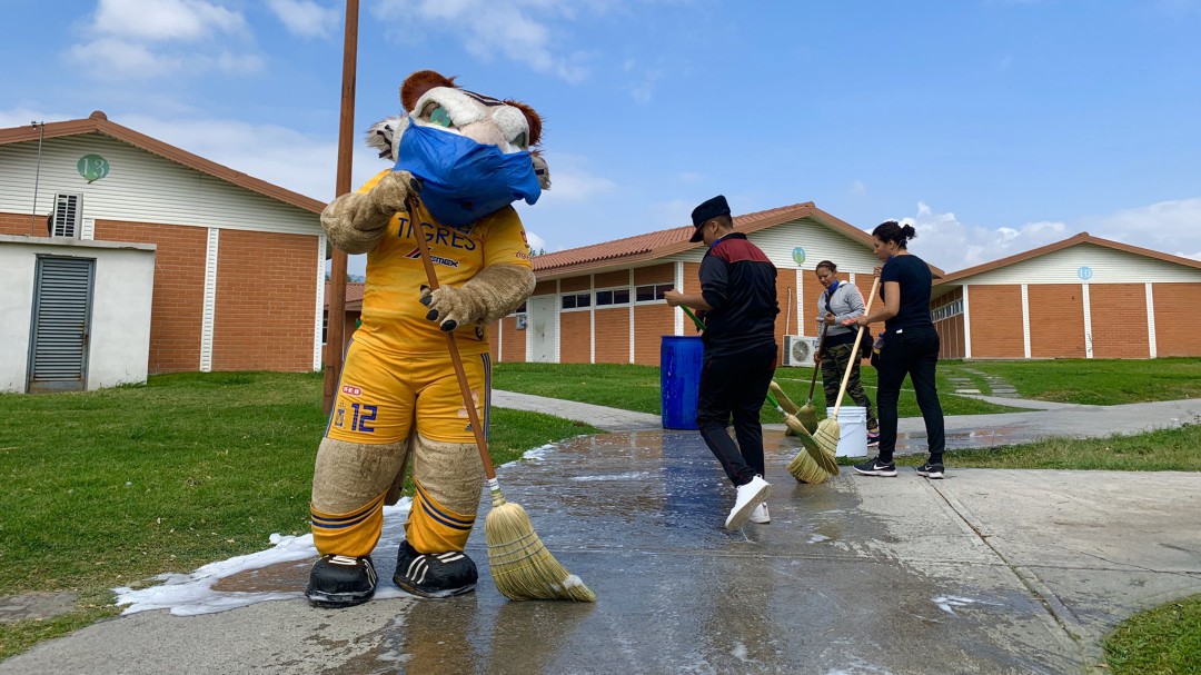 Se quitan la playera para apoyar en esta contingencia por COVID-19