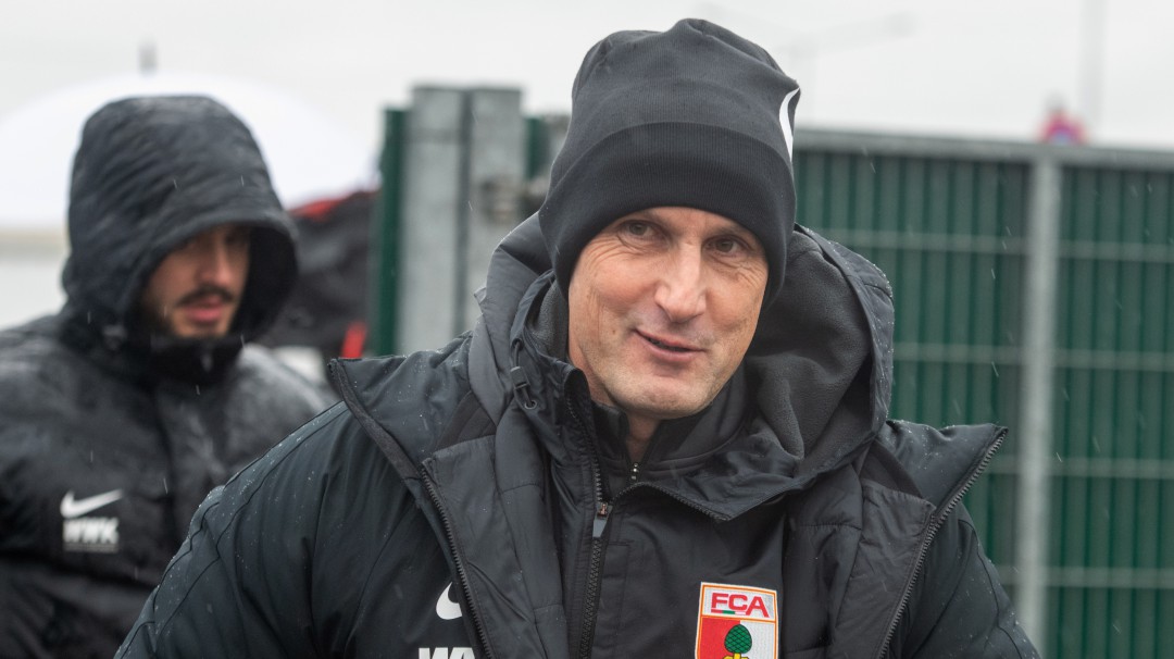 Entrenador no podrá dirigir por pasta de dientes