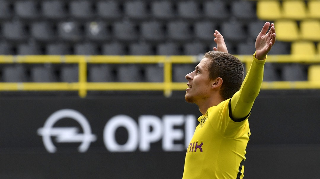 El Borussia Dortmund goleó al Schalke 04 en el regreso de la Bundesliga