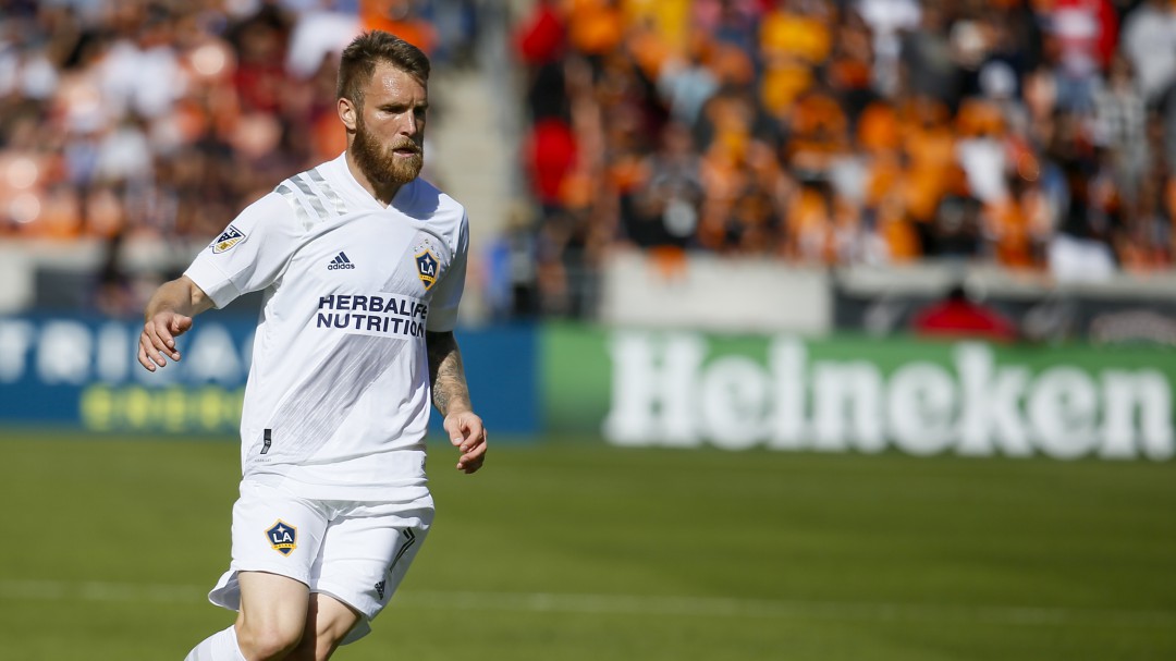 Despiden a futbolista por culpa de su esposa