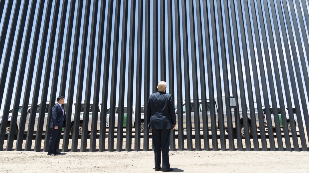 La fotografía de Donald Trump frente al muro fronterizo antes de la visita