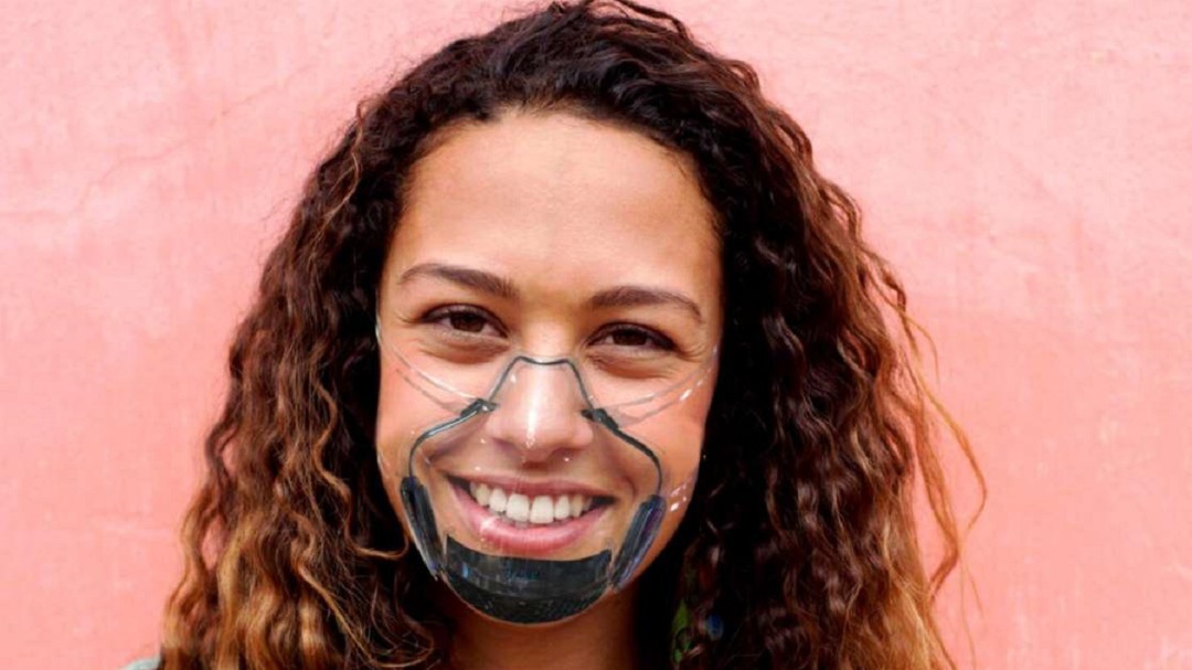 Así funciona el cubrebocas transparente y que puedes manejar con tu celular