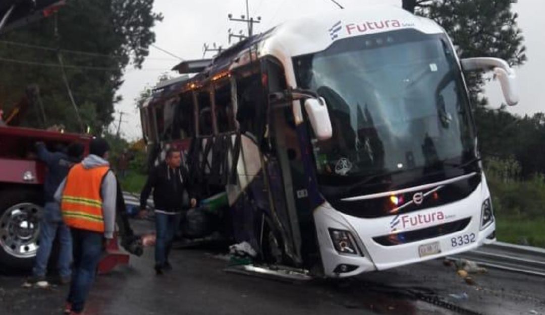 Volcadura En La Mexico Toluca Deja 13 Personas Fallecidas Y 23 Lesionadas Nacional W Radio Mexico