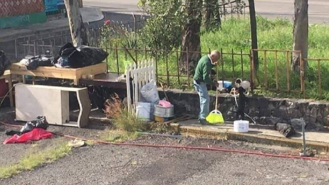 Abuelito no puede pagar renta y lo sacan a la calle; así lo ayudaron