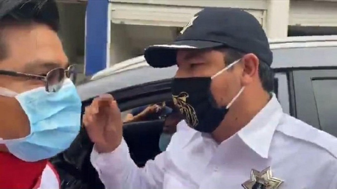 Lamentable; un policía de tránsito obstruye el trabajo de paramédico