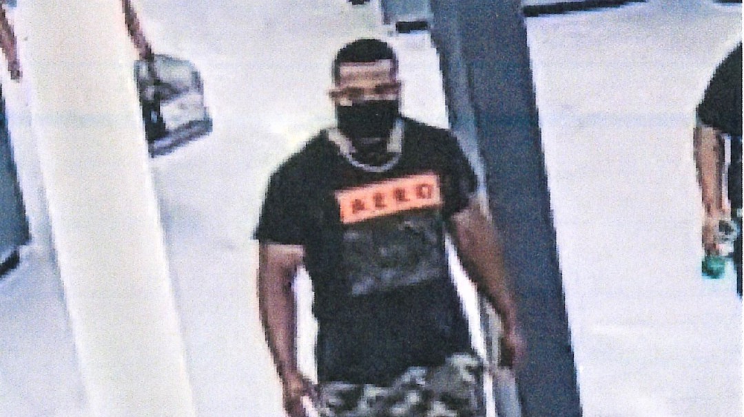 Se busca; hombre abraza a las personas para infectarlas de COVID-19