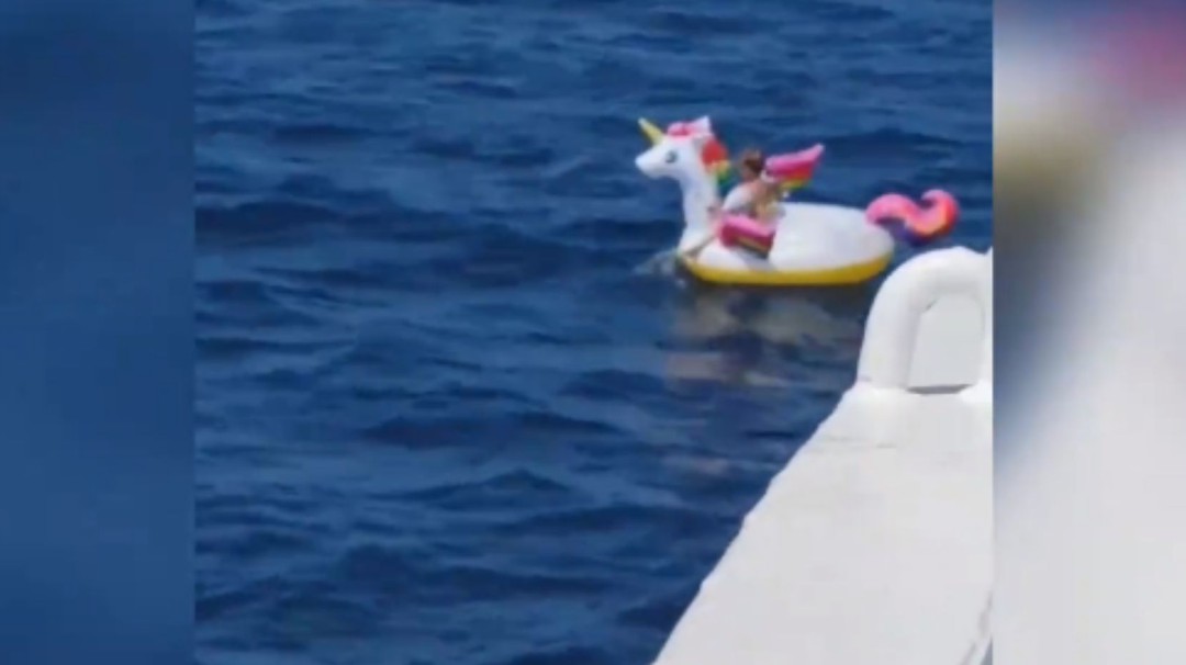 Con unicornio inflable rescatan a niña de 4 años en el mar