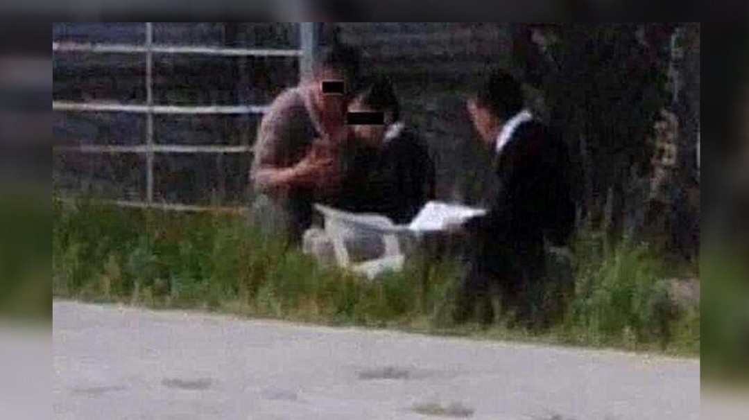 Niños toman clase en calle para tener internet gratis