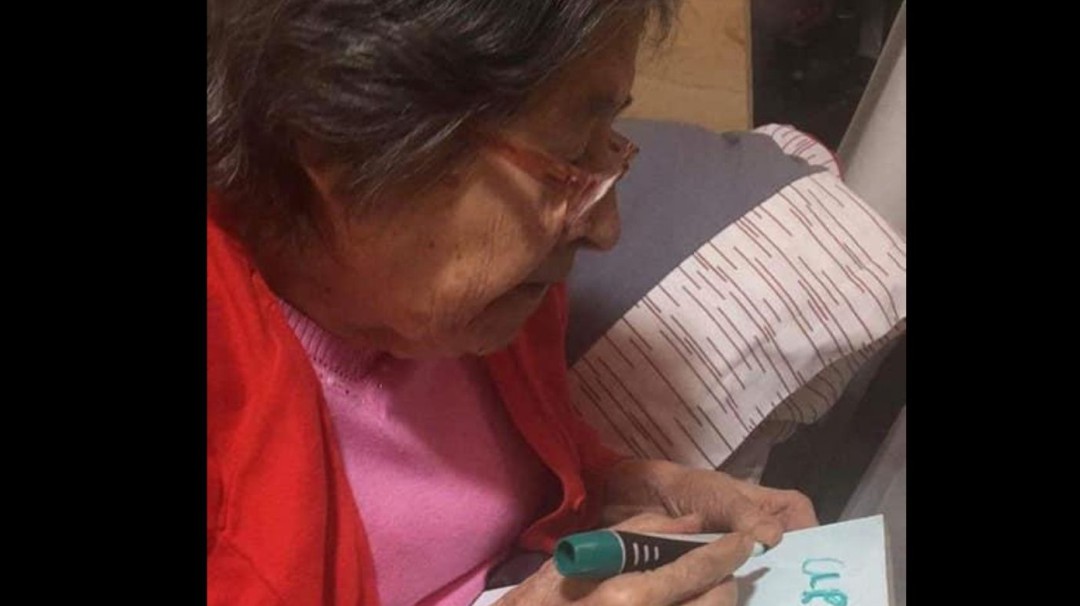 Nunca es tarde; abuelitos aprovechan clases en TV para terminar la escuela