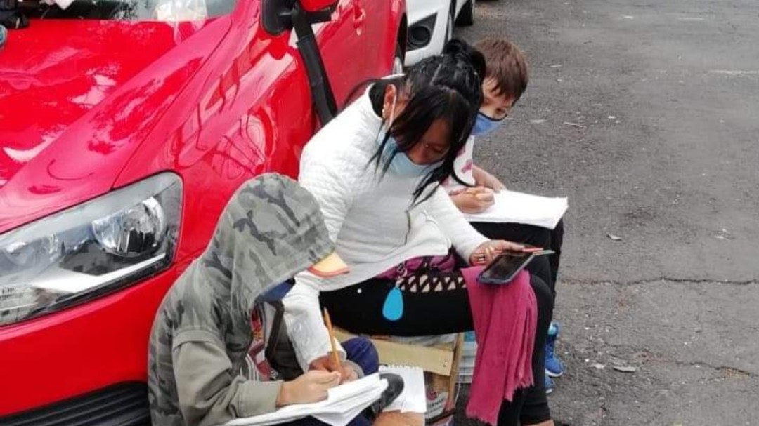 Las clases no son igual para todos; así ayuda esta mamá a sus hijos