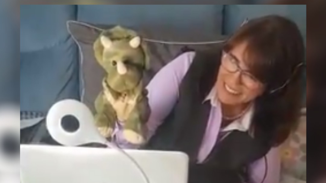 DINOSABIO; maestra y nuevo amigo hacen sus clases más divertidas