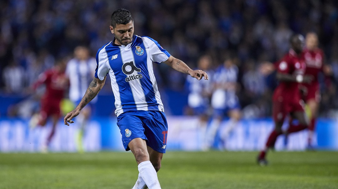 "Tecatito" Corona sería compañero de Raúl Jiménez