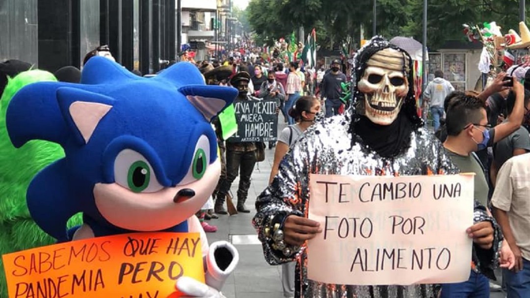 Una foto por algo de comida; botargas y artistas urbanos piden ayuda