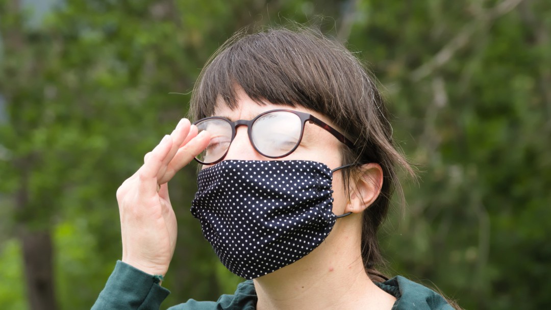 Si tus lentes se empañan con el uso de cubrebocas; te recomendamos esto