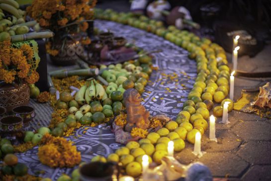 El Día de Muertos está ligado con la celebración católica del Día de los Fieles Difuntos y de Todos los Santos