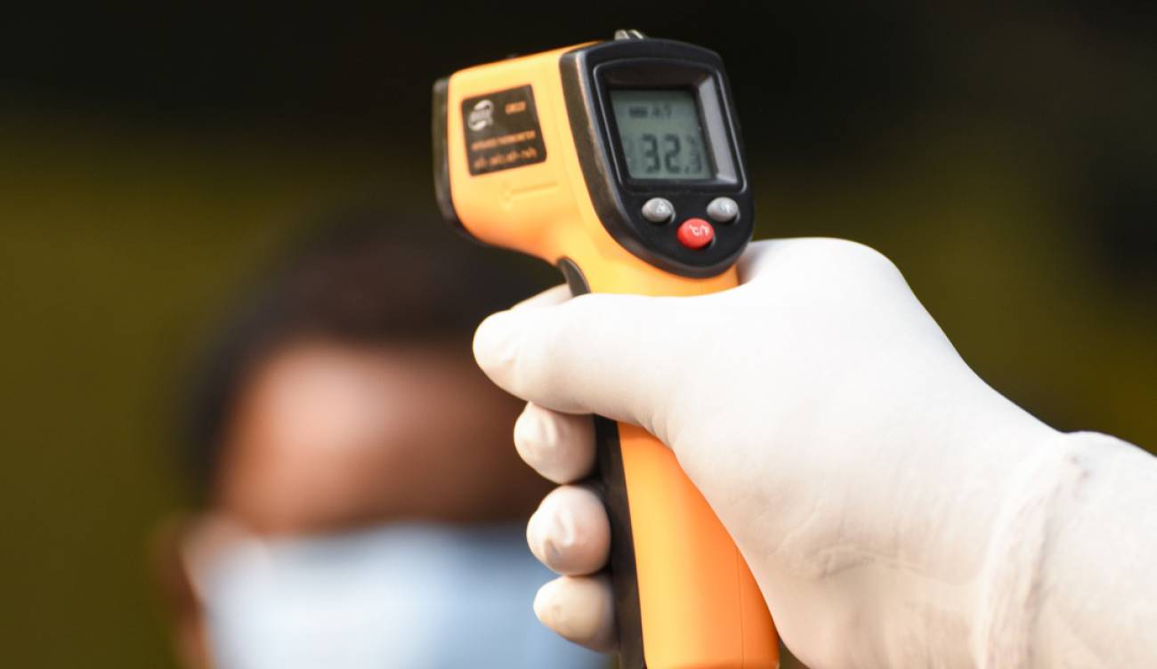 COVID19 "No tomen la temperatura en la mano" doctor demuestra que no