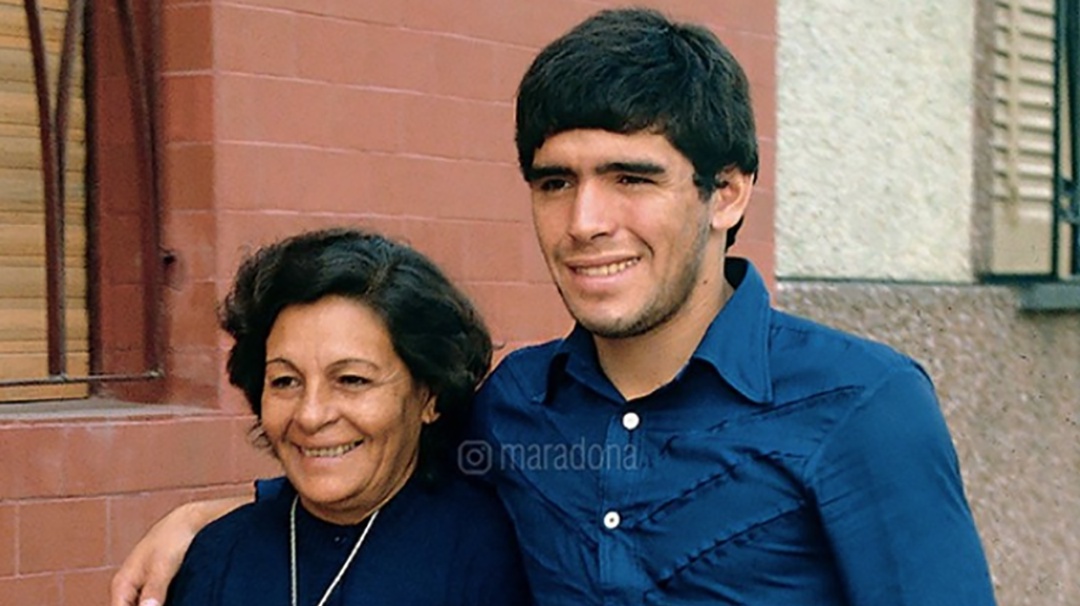 El día que Maradona ganó su primer sueldo y cómo festejó con mamá