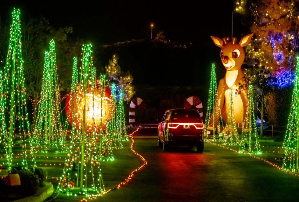 Un automóvil atraviesa una de las muchas exhibiciones de luces en Light of the World: Christmas Lights en Saddleback en la Iglesia Saddleback en Lake Forest 