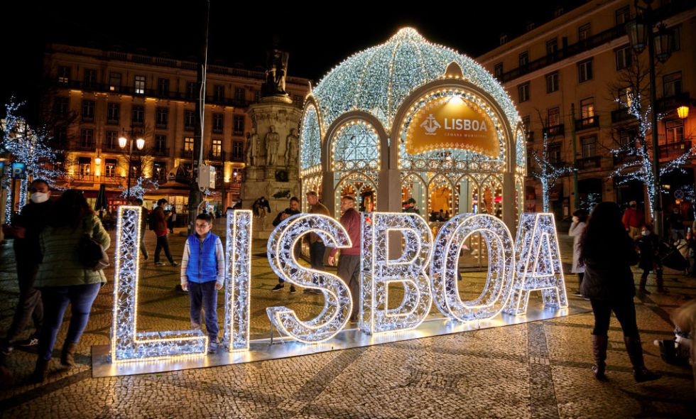 Las personas llevan mascarillas protectoras se reúnen para las decoraciones de Navidad y Año Nuevo instaladas en la Praça Luís de Camões en Chiado, durante la pandemia del coronavirus COVID-19, desde Lisboa, Portugal