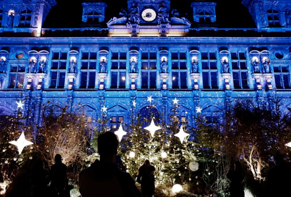 Decoración ligera en el ayuntamiento de París para las vacaciones de Navidad 