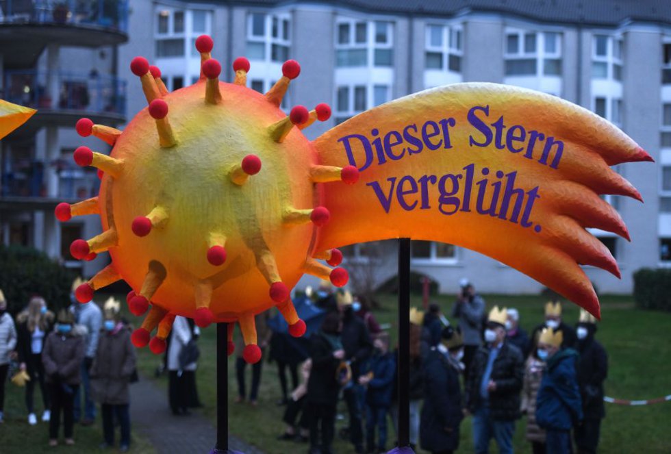 En la víspera de Navidad mientras se ve una estrella con cola con la forma del coronavirus en la carroza navideña diseñada por el artista y fabricante de carrozas de carnaval Jacques Tilly, en Ratingen, en el oeste de Alemania