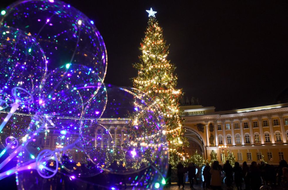 Árbol de Navidad en la plaza Dvortsovaya (Palacio) en el centro de San Petersburgo