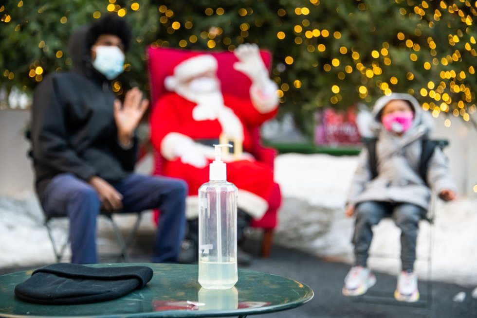Santa Claus en la ciudad de Nueva York con sana distancia con sus visitantes. Al frente el gel antibacterial como protección, además del uso de cubrebocas