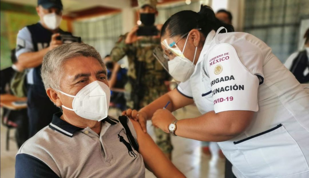 Inicia campaña de vacunación a maestros en Campeche 