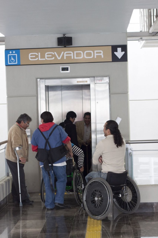 Metro CDMX: Hombre en silla de ruedas muestra como baja las escaleras del  Metro CDMX | Sociedad | W Radio Mexico