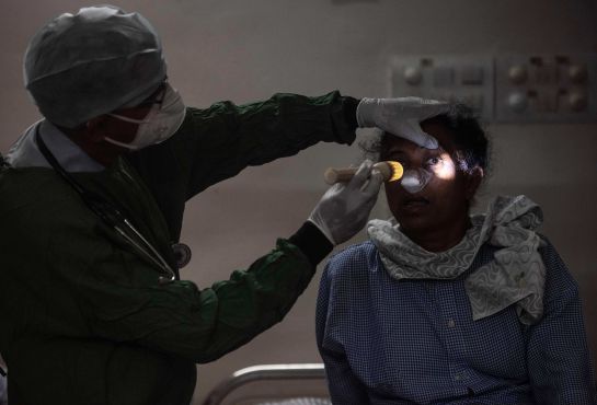 Las personas infectadas podrían presentar hinchazón y dolor en el ojo, párpados caídos y visión borrosa.