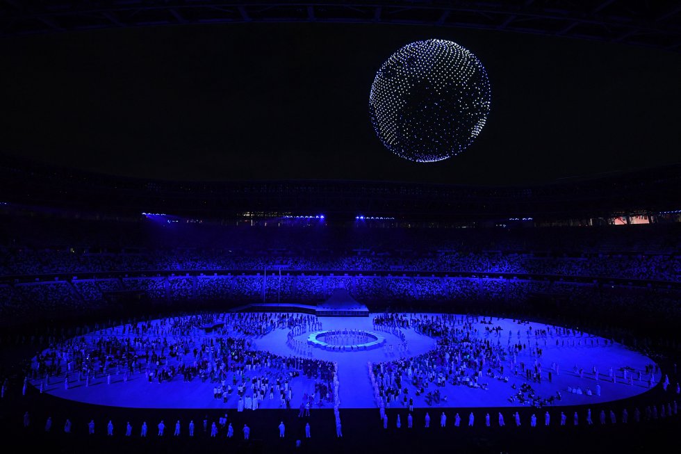 Drones vuelan para formar una imagen de la Tierra en el cielo sobre el Estadio Olímpico durante la ceremonia de apertura.