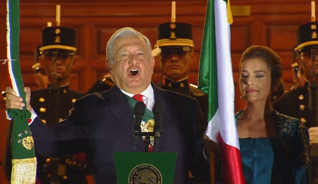 GRITO INDEPENDENCIA AMLO AMLO da el Grito ante un Zócalo vacío por la pandemia de COVID