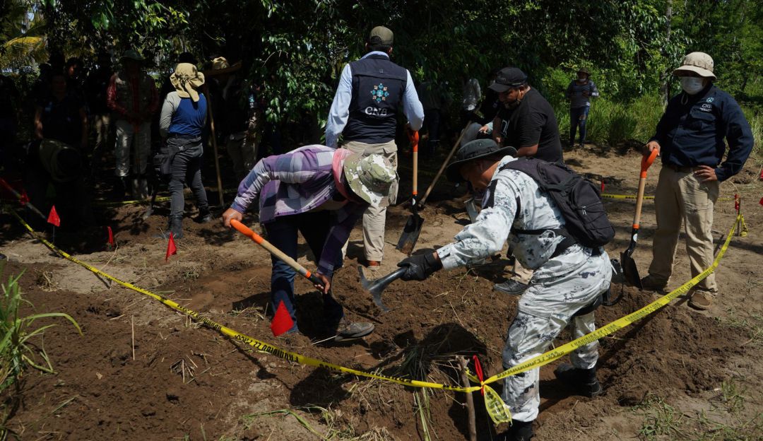 Localizan 11 Cuerpos En Una Fosa Clandestina En Michoacán | Nacional ...