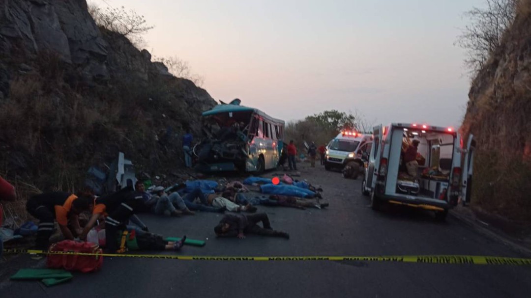 Choque de un camión de pasajeros deja 14 muertos y 20 heridos