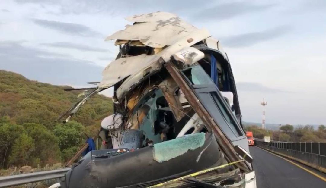 Choque entre autobús y tráiler deja dos muertos y 30 heridos en Tequila