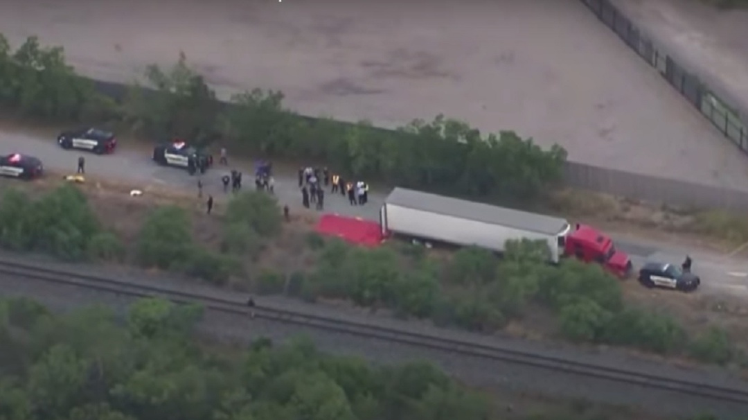 Suman 50 migrantes fallecidos en tráiler de Texas, 22 eran mexicanos |VIDEO