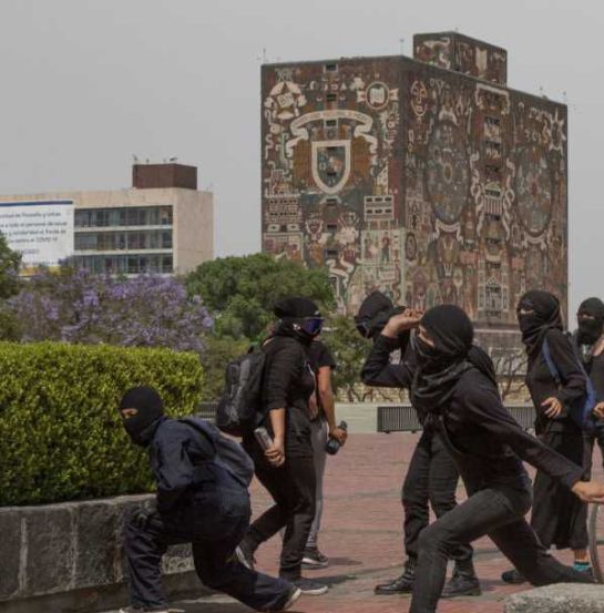 Entran encapuchados a la UNAM: detonan explosivos y roban equipos en CU