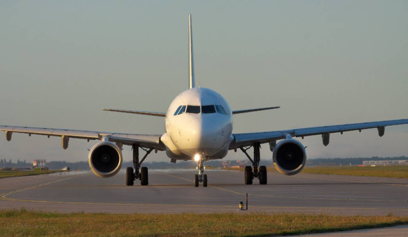 dos aviones chocan Dos aviones chocan en pista del aeropuerto JFK en